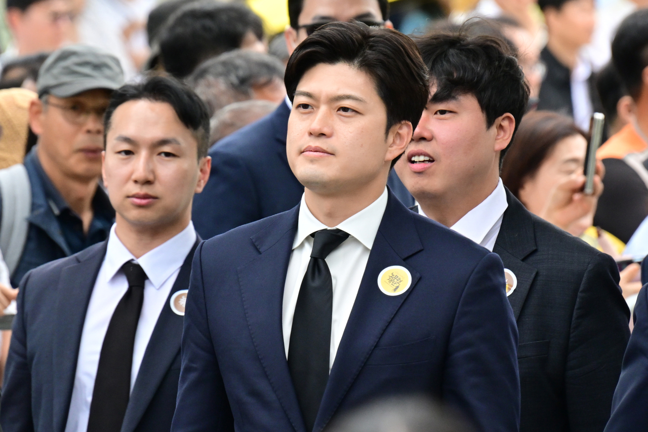 김용태 국민의힘 비상대책위원장이 23일 경남 김해시 봉하마을에서 열린 고 노무현 전 대통령 16주기 추도식에 참석하고 있다. [공동취재]