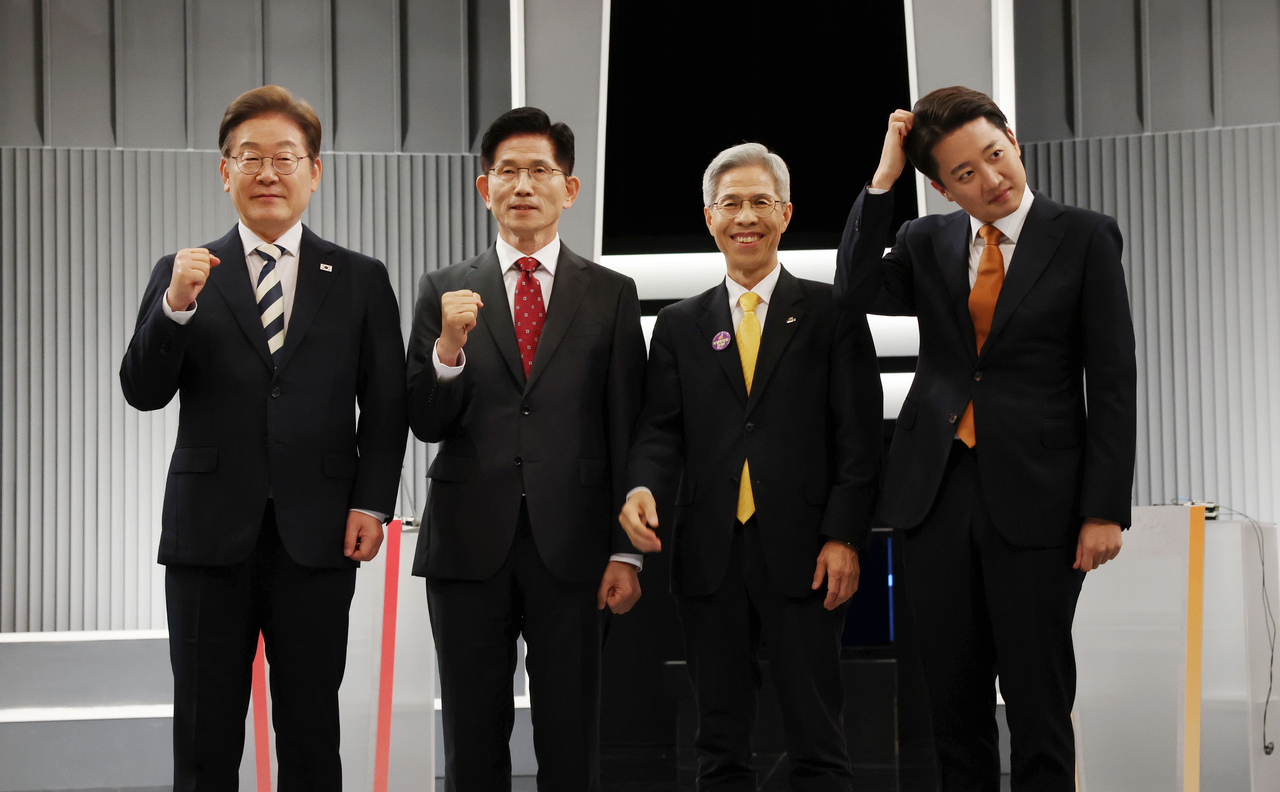 더불어민주당 이재명·국민의힘 김문수·민주노동당 권영국·개혁신당 이준석 대선후보가 23일 서울 영등포구 여의도 KBS 스튜디오에서 열린 제21대 대선 2차 후보자 토론회 시작에 앞서 기념 촬영하기 위해 자리하고 있다. 2025.5.23 [국회사진기자단] <연합뉴스>