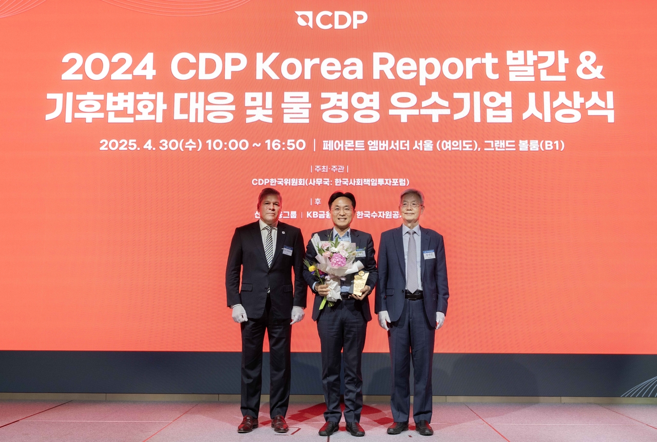 Yoon Ho-jun (center), head of carbon neutrality execution  group at Hyundai Steel, poses at the 2024 CDP Korea Awards on April 30 in Seoul. (Hyundai Steel)