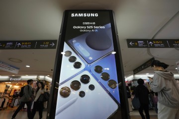 Trump threatens 25% tariffs on smartphones, including Samsung products not made in US
