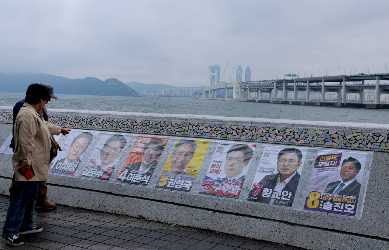 15일 부산 해운대구 마린시티로에 제21대 대통령선거 선거벽보가 부착돼 있다. [연합]