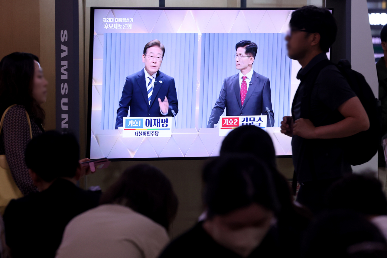 A televised debate is shown at Seoul Station on Friday. (Yonhap)