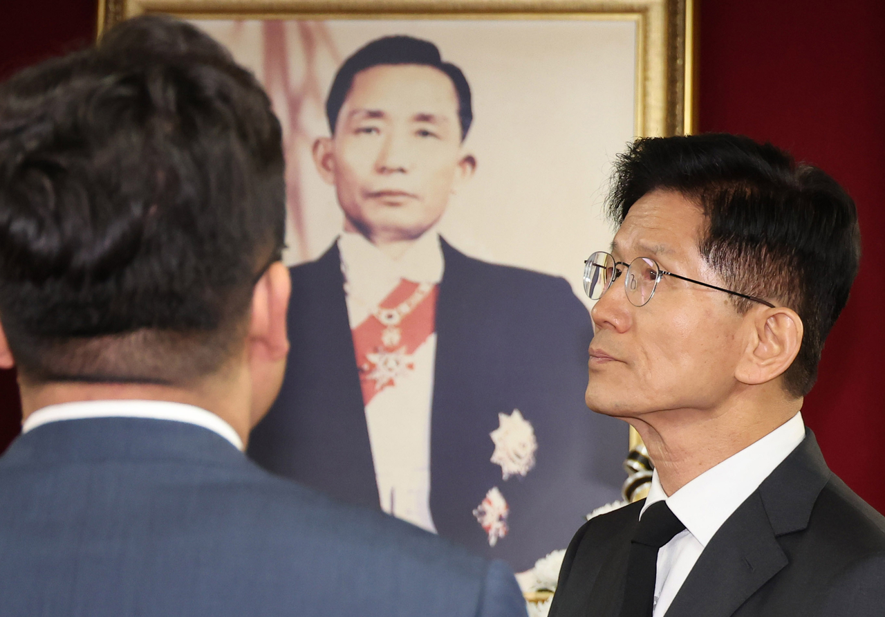 People Power Party presidential candidate Kim Moon-soo visits the birthplace of ex-President Park Chung-hee, father of ex-President Park Geun-hye, in Gumi, North Gyeongsang Province, on Saturday. (Yonhap)