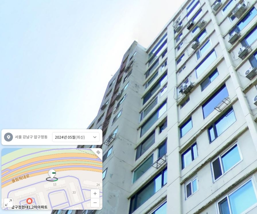 압구정 현대 1,2차 13동은 한강을 북향으로 바라보고 있다. 한강뷰를 거실에서 누리기 위해서는 나오기 위해서는 주방쪽을 리모델링 해야 한다. 사진은 한강뷰를 위해 리모델링 한 것으로 추정되는 13동의 모습. [네이버 거리뷰]