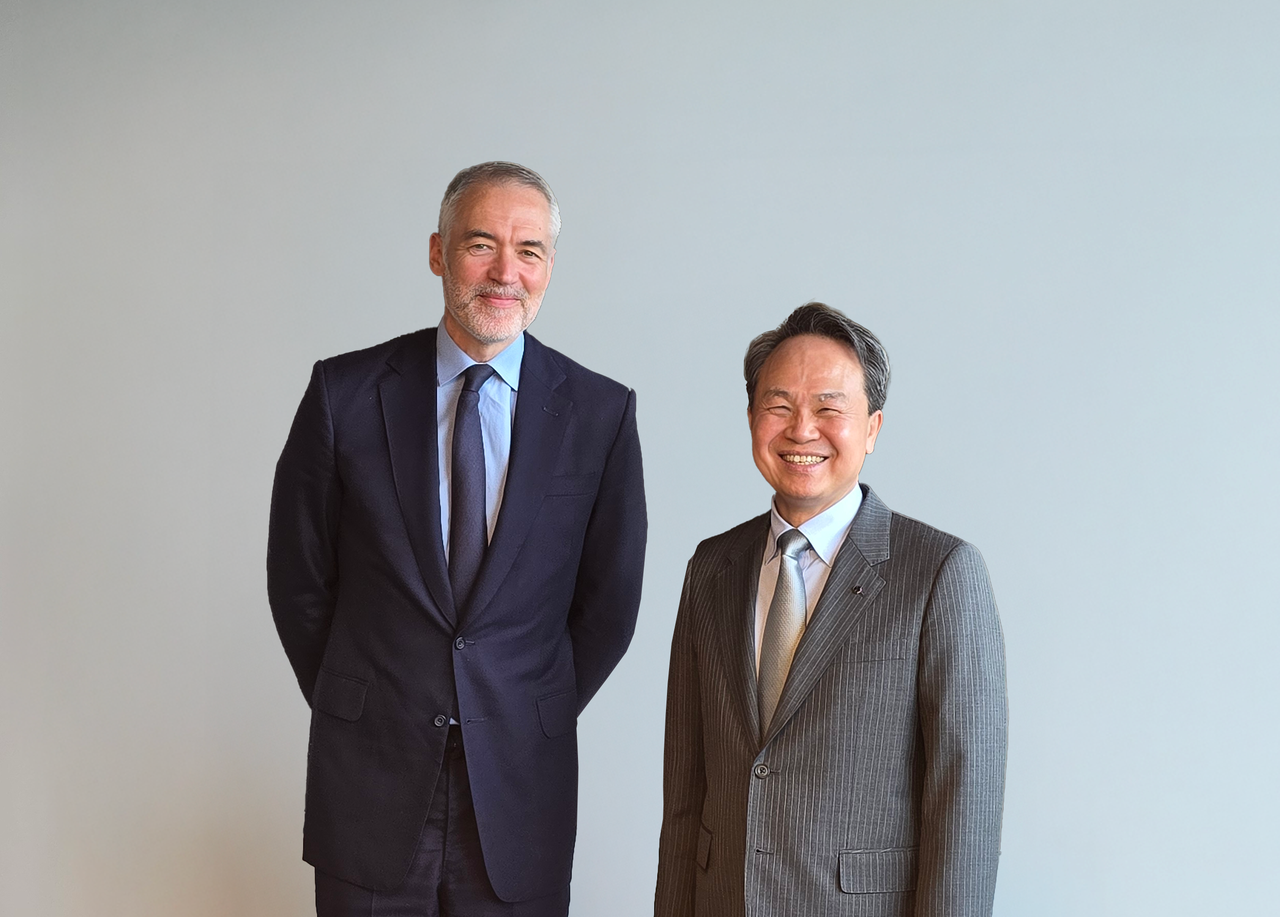 Shinhan Financial Group Chair Jin Ok-dong (right) and Goldman Sachs International co-CEO Anthony Gutman pose for a photo in London, Tuesday. (Shinhan Financial Group)
