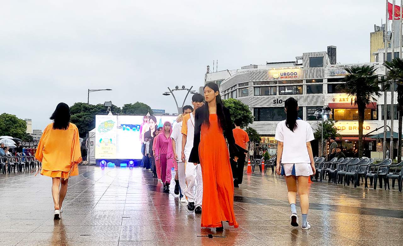지난 22일부터 이틀간 제주시 동문시장 탐라문화광장에서 열린 ‘영주풍기인견 제주페스티벌’에서 패션쇼가 열리고 있다[영주시 제공]