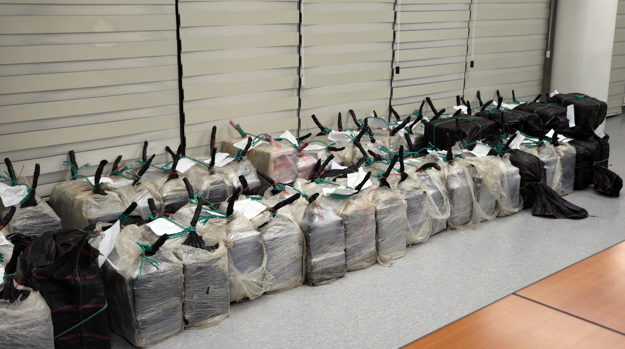 Containers wrapped in black and clear plastic bags, each suspected of carrying a kilogram of cocaine, are lined up after being found in a vessel by Coast Guard and Customs officials at a port in Gangneung, Gangwon Province, April 3. (Newsis)
