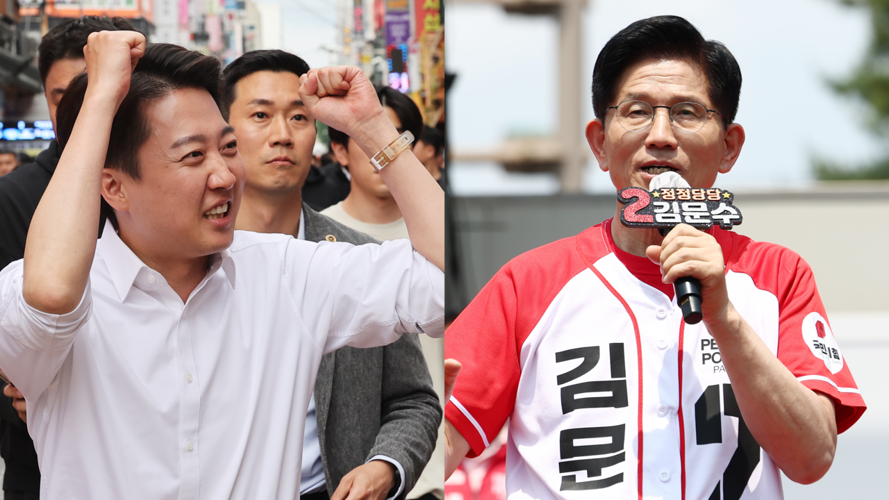 Lee Jun-seok (left), the presidential candidate of the minor conservative New Reform Party, and Kim Moon-soo, the presidential candidate of the main conservative People Power Party. (Newsis, Yonhap)