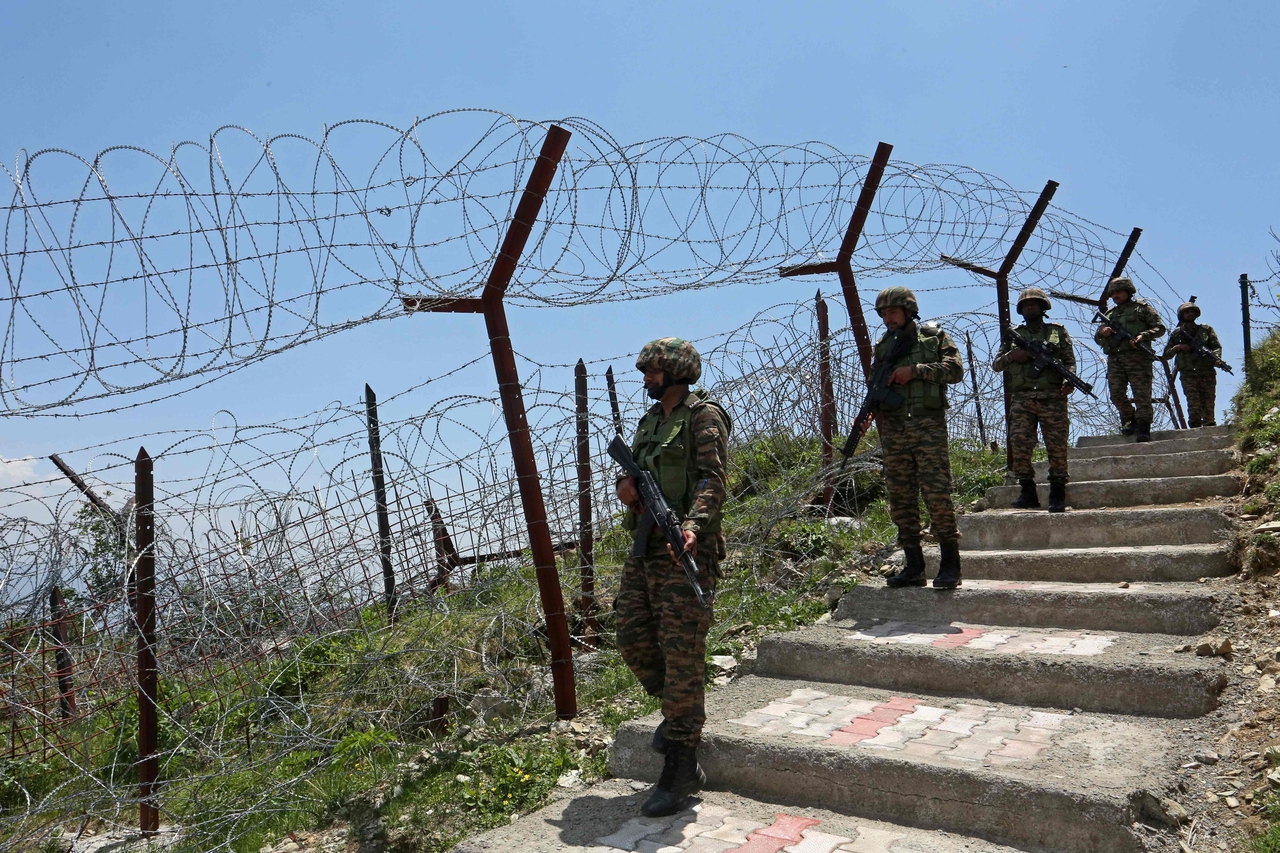 인도군 “파키스탄인 1명 사살”…긴장 다시 고조 - 헤럴드경제