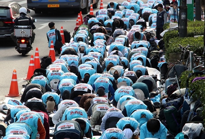 Some 1,000 members of the liberal Progressive Party from across the country perform a 108-bow demonstration near Anguk Station on March 26, close to the Constitutional Court of Korea, where President Yoon Suk Yeol was undergoing his impeachment trial. (Yonhap)