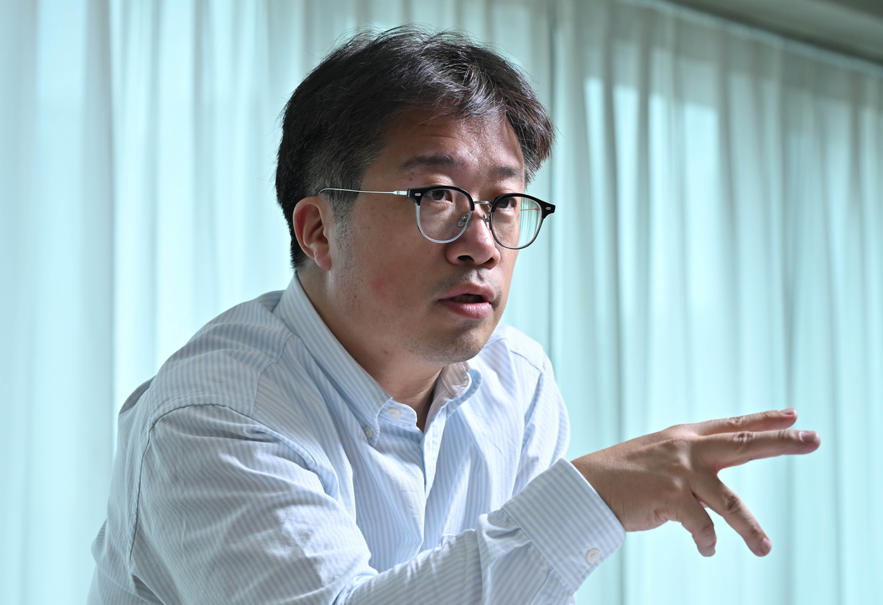 Lee Hae-shin, an endowed chair professor at the Korea Advanced Institute of Science and Technology and CEO of Polyphenol Factory, poses for a photo during an interview with The Korea Herald at his Seoul office on May 16. (Im Se-jun/The Korea Herald)
