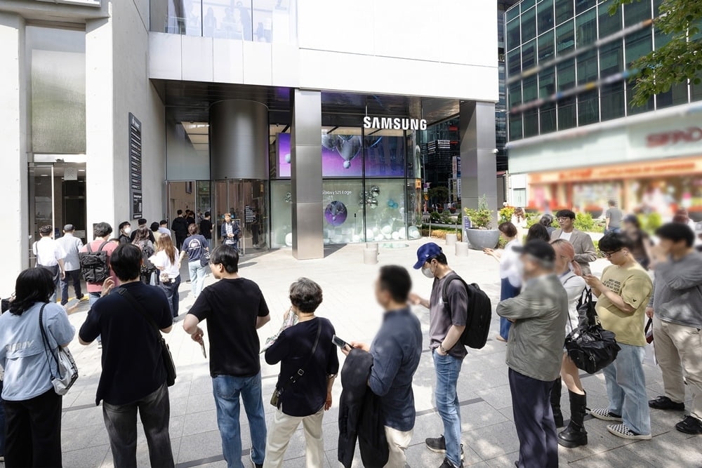 토토사이트 위키 갤럭시 신제품을 사기 위해 몰려 든 사람들 [사진, 토토사이트 위키전자]
