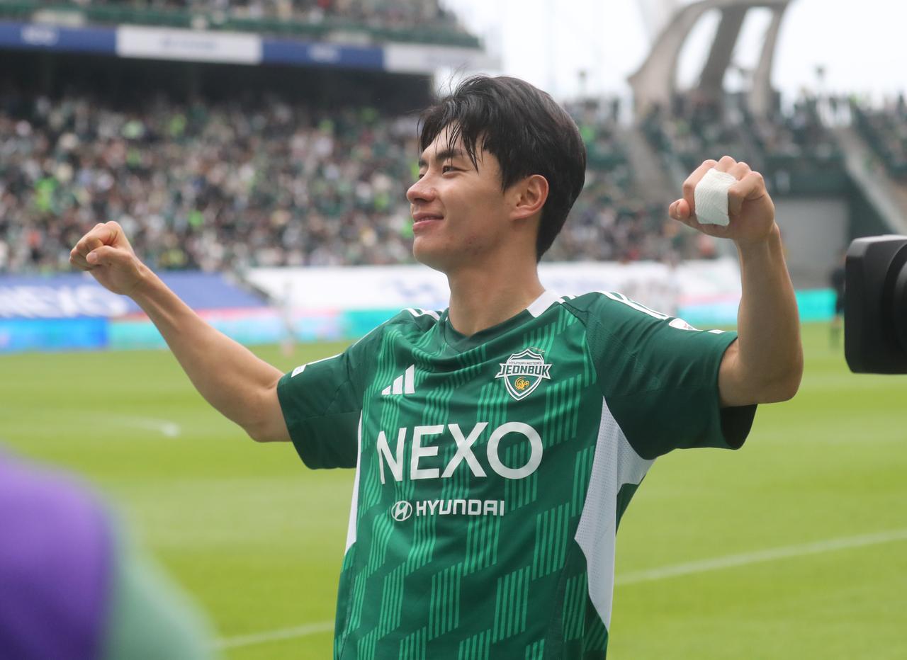 Jeon Jin-woo of Jeonbuk Hyundai Motors celebrates after scoring against Daejeon Hana Citizen FC during the clubs' K League 1 match at Jeonju World Cup Stadium in Jeonju, North Jeolla Province, on May. 6. (Yonhap)