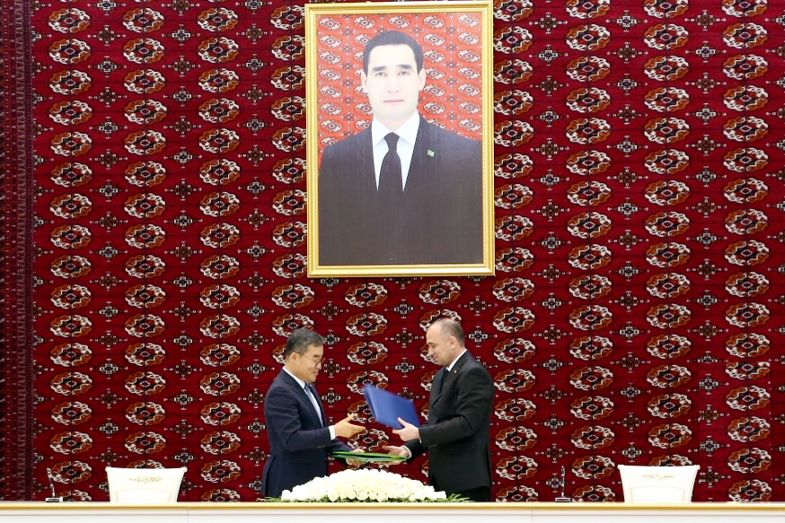 Daewoo E&C CEO Kim Bo-hyun (left) attends the signing ceremony held at the Chamber of Commerce and Industry of Turkmenistan in Ashgabat on Saturday. (Daewoo E&C)