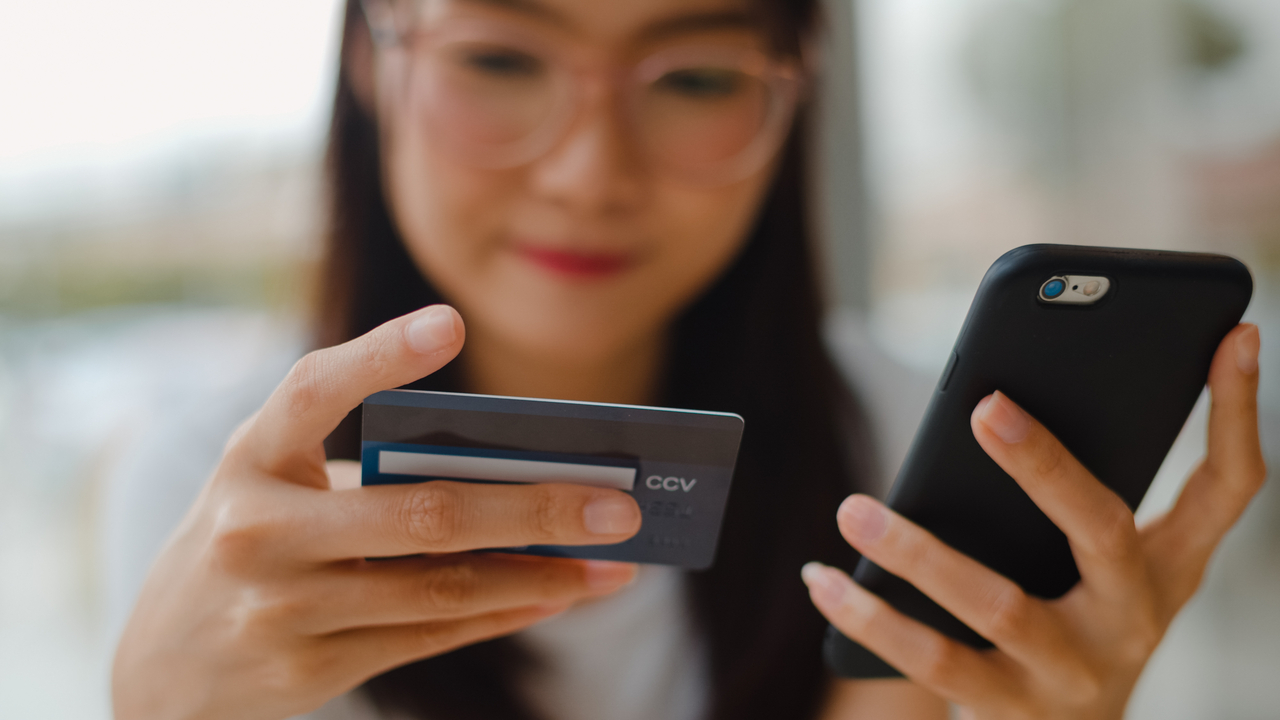 South Korean teenagers spent an average total of 1.75 million won ($1,200) last year. (123rf)
