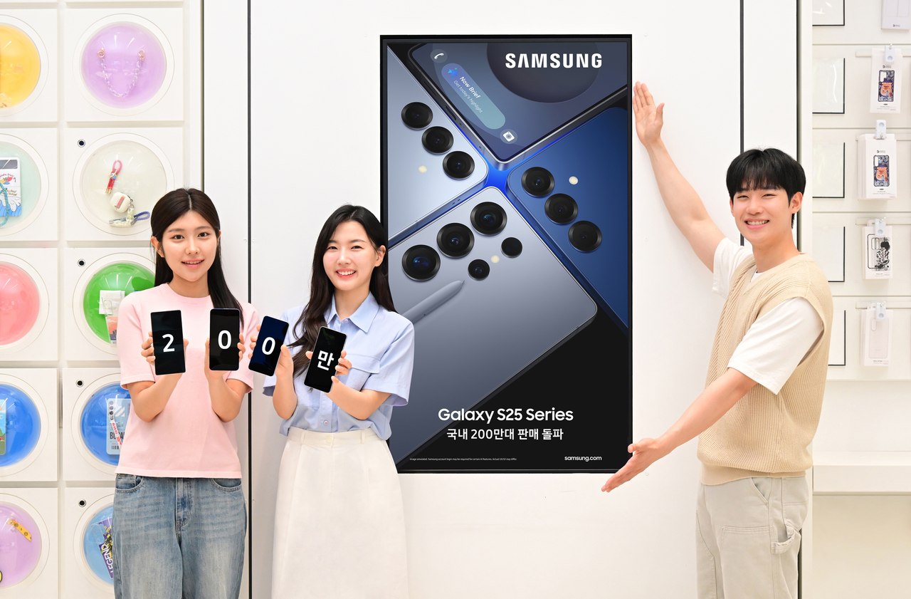 토토사이트 위키전자 관계자가 ‘갤럭시 S25 시리즈’ 국내 200만대 판매 달성을 소개하는 모습 [토토사이트 위키전자 제공]