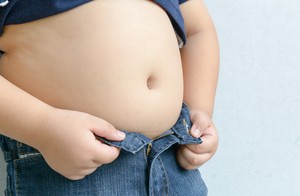 Do kids really gain more weight when moms work longer hours?