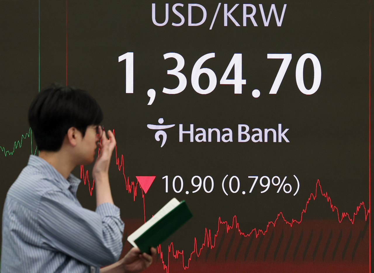 An electronic board in a dealing room in the Hana Bank headquarters shows the Korean currency at 1,364.7 won per US dollar, shortly after daytime trading wrapped up Monday. (Yonhap)
