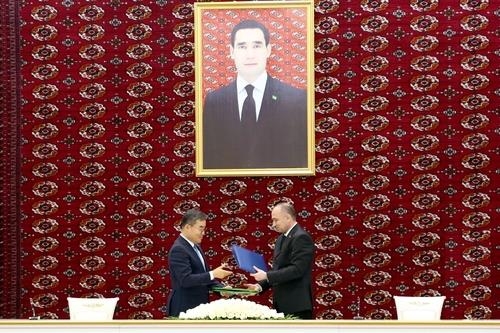 A recent signing ceremony for a contract for the South Korean builder to construct a large-scale mineral fertilizer plant in Turkmenistan. (Daewoo Engineering & Construction Co.)