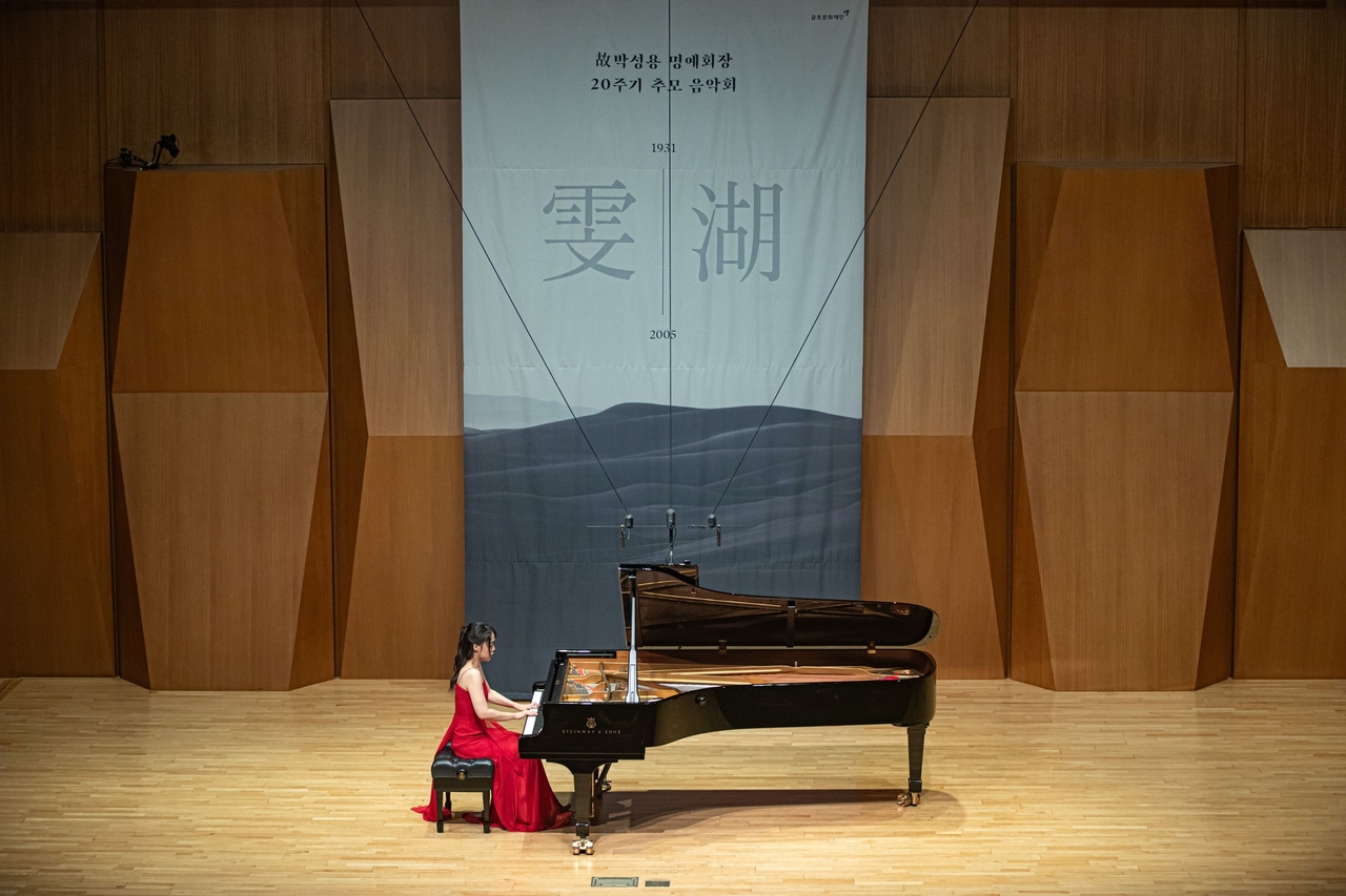 Pianist Son Yeol-eum performs at a memorial concert honoring the late Park Seong-yawng, honorary chair of Kumho Asiana Group, Friday at Kumho Art Hall in Seoul. (Kumho Art Hall)