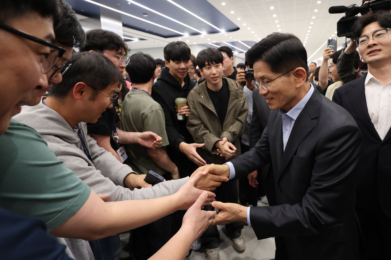 People Power Party presidential candidate Kim Moon-soo (right) meets with employees of Samsung Electronics in Pyeongtaek, Gyeonggi Province, Monday. (Pool photo via Yonhap)