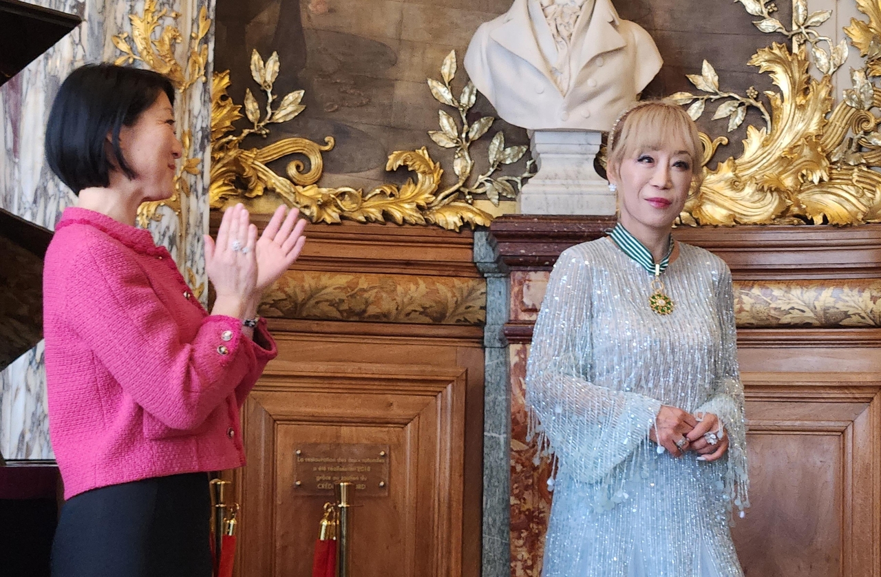 Korean soprano Sumi Jo (right) receives France's Commandeur of the Order of Arts and Letters from the French Ministry of Culture during an award ceremony at the Opera-Comique in Paris on Monday. (Yonhap)