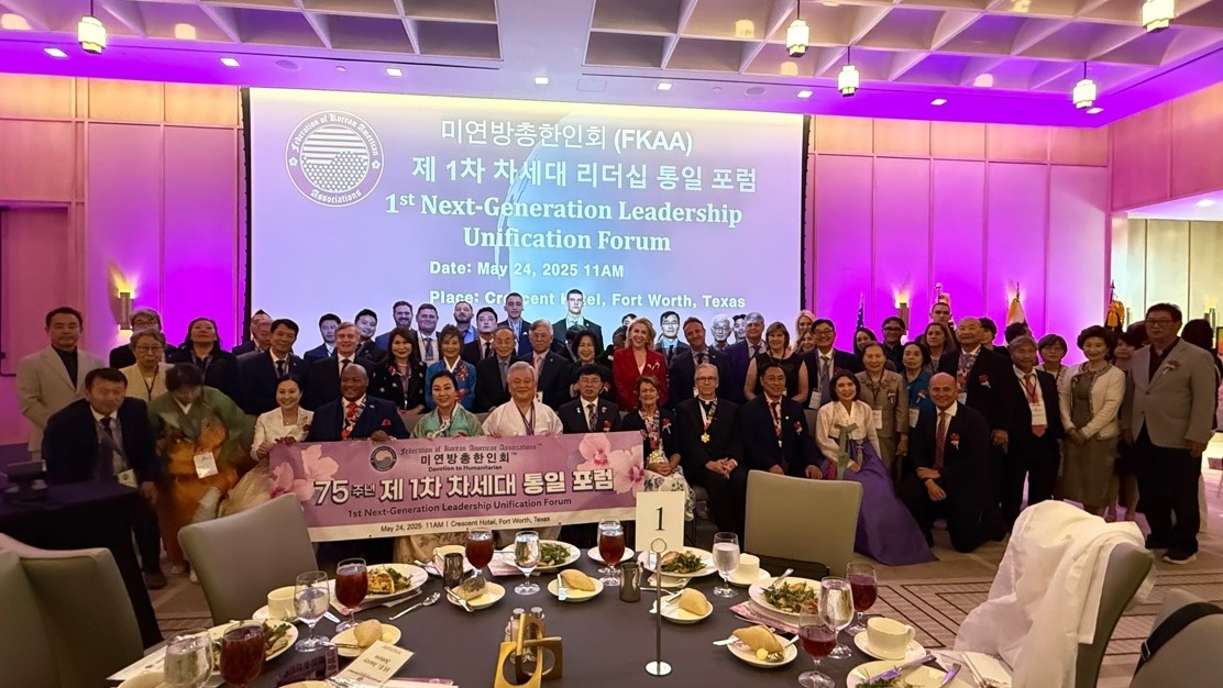 전화인증없는 토토사이트가 지난 24일(현지시간) 미국 텍사스주에서 열린 미연방총한인회 75주년 기념 ‘제1차 차세대 통일 포럼’ 행사에 참석해 기념사진을 촬영하고 있다. [전화인증없는 토토사이트 제공]