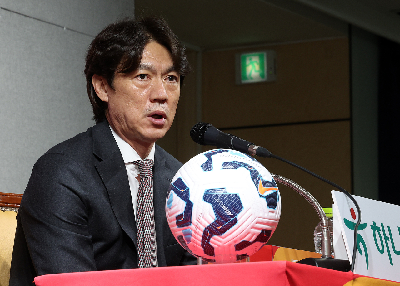 홍명보 축구대표팀 감독이 26일 오전 서울 종로구 축구회관에서 6월 A매치에 나설 대표팀 명단 발표를 마친 후 취재진의 질문에 답하고 있다. 홍명보 감독이 이끄는 축구대표팀은 오는 6월6일 이라크 바스라에서 이라크와 9차전 원정 경기를 치른 뒤 10일 서울월드컵경기장에서 쿠웨이트와 최종 10차전 홈 경기를 벌인다. [뉴시스]
