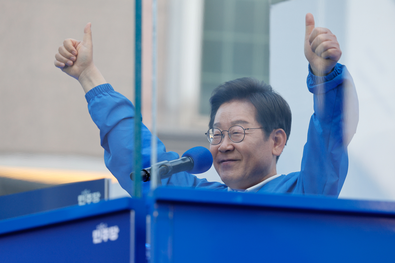 Democratic Party presidential candidate Lee Jae-myung greets his supporters at a campaign rally in Cheonan, about 80 kilometers south of Seoul, on Sunday. (Yonhap)