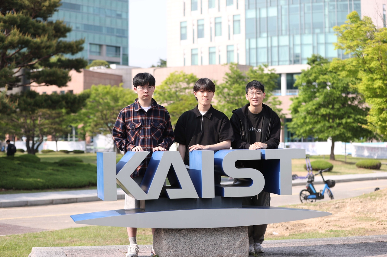 의과대학 진학을 포기하고 KAIST에서 토토사이트 로그인 뚫기의 길을 걷고 있는 세 학생. 박재원(왼쪽부터)·백승준·김진성 씨  [KAIST 제공]