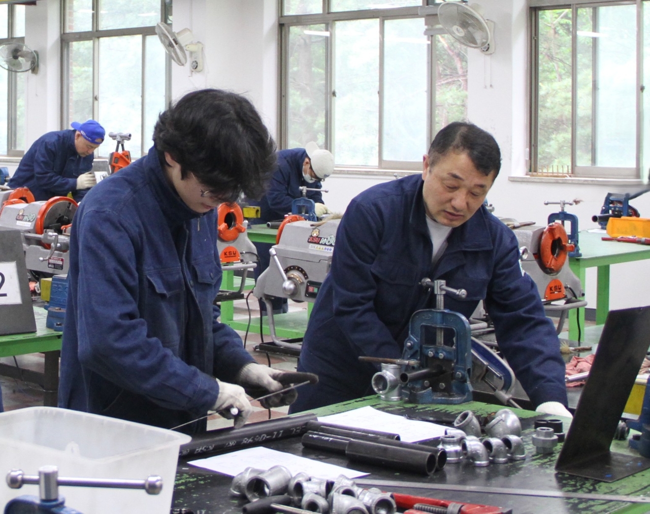 임은구(오른쪽)·임태일 부자(父子)가 한국폴리텍토토사이트 공지 영주캠퍼스 반도체자동화설비과 배관공작실에서 배관공작 실습을 함께 하고 있다. [한국폴리텍토토사이트 공지 제공]