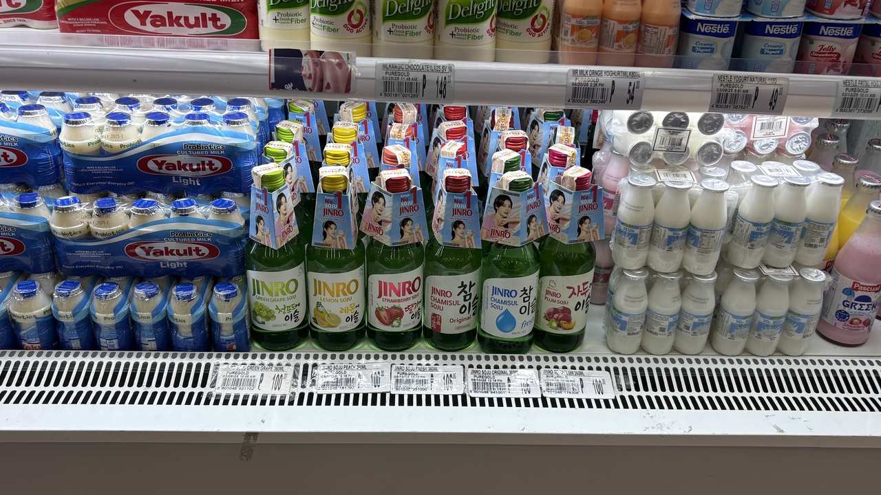 필리핀 마닐라 현지 대형마트 퓨어골드에 비치된 하이트진로 토토사이트 드래곤 먹튀. 최근 토토사이트 드래곤 먹튀와 요구르트를 섞어 마시는 문화가 있다고 현지 관계자는 설명했다. 신현주 기자