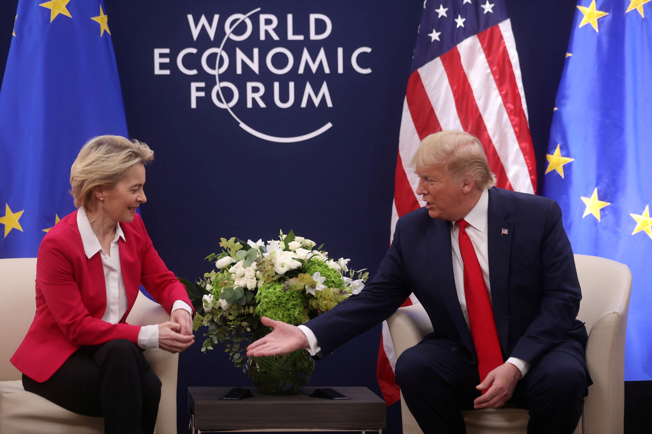 US President Donald Trump (right) attends a bilateral meeting with European Commission President Ursula von der Leyen during the 50th World Economic Forum annual meeting in Davos, Switzerland, Jan. 21, 2020. Reuters-Yonhap