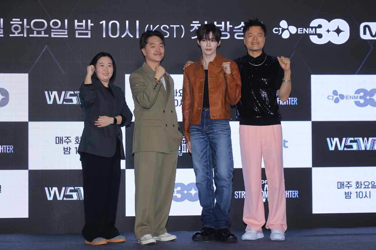 (From left) Producer Choi Jung-nam, Mike Song, "World of Street Woman Fighter" emcee Sung Han-bin and Park Jin-young pose for a photo during a press conference held in Gangnam-gu, Seoul, Tuesday. (Yonhap)