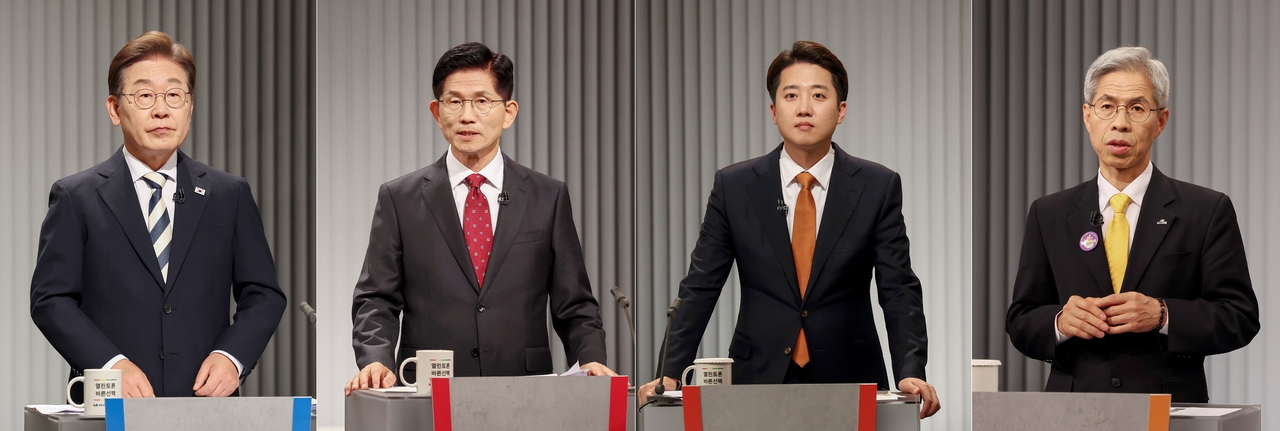 Four presidential candidates -- (From left to right) Lee Jae-myung of the Democratic Party, Kim Moon-soo of the People Power Party, Lee Jun-seok of the minor New Reform Party and Kwon Young-kook of the minor Democratic Labor Party preparing for their second televised debate on Friday. (Yonhap)