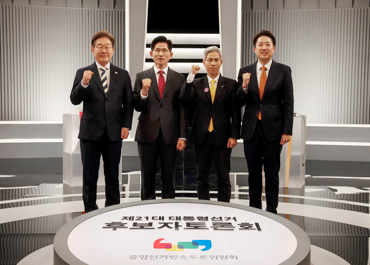 Four presidential candidates -- (From left to right) Lee Jae-myung of the Democratic Party, Kim Moon-soo of the People Power Party, Kwon Young-kook of the minor Democratic Labor Party and Lee Jun-seok of the minor New Reform Party -- pose for a photo ahead of their second televised debate on Friday. (Yonhap)