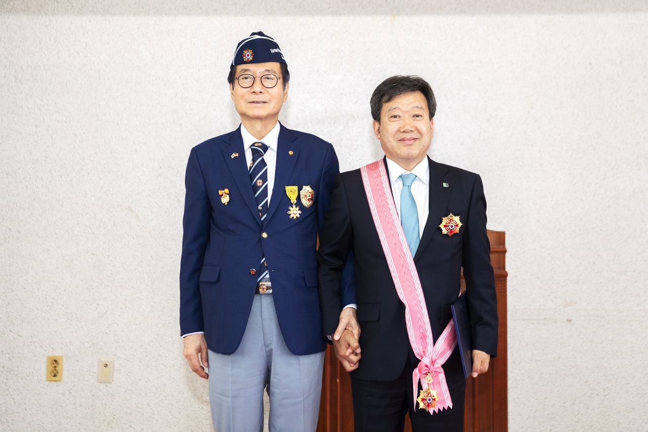남한권울릉군수(오른쪽)가 최근 경상북도 재향군인회 복지회관 리모델링 준공식에서 대한민국 재향군인회 신상태 회장으로부터  ‘향군대휘장’을 수상한 후 기념사진을 찍고 있다 [울릉군 제공]