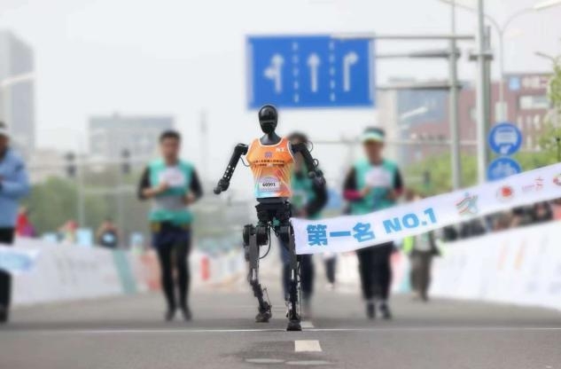 중국이 개발한 휴머노이드 로봇 ‘톈궁’. 2025년 4월 19일 열린 세계 최초의 휴머노이드 로봇 하프마라톤 대회에서 21.0975㎞를 2시간 40분 42초 만에 완주하며 1위를 기록했다. CMG