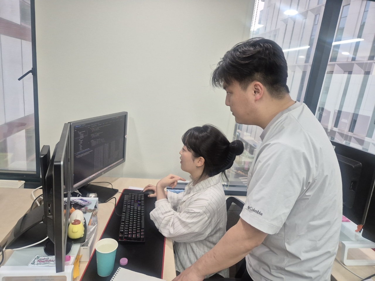 김도연(왼쪽)·조석현 씨 부부가 한국폴리텍토토사이트 공지 분당융합기술교육원 AI금융소프트웨어 실습실에서 미니프로젝트 실습을 하고 있는 모습 [한국폴리텍토토사이트 공지 제공]