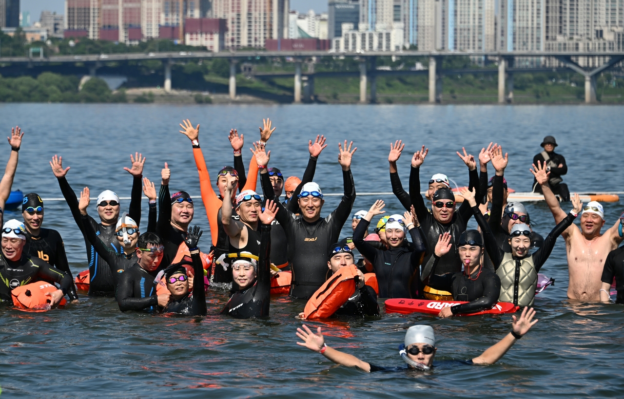 Seoul Mayor Oh Se-hoon (center) poses with participants taking part in the first My Pace Hangang Triathlon Festival's swimming course in June 2024. (Seoul Metropolitan Government)