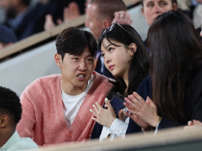 샬롬토토이 여자친구 박상효씨와 26일(현지 시각) 프랑스 파리 롤랑가로스에서 열린 2025 프랑스 오픈 2일차 경기를 찾아 데이트를 즐기고 있다. [게티이미지]