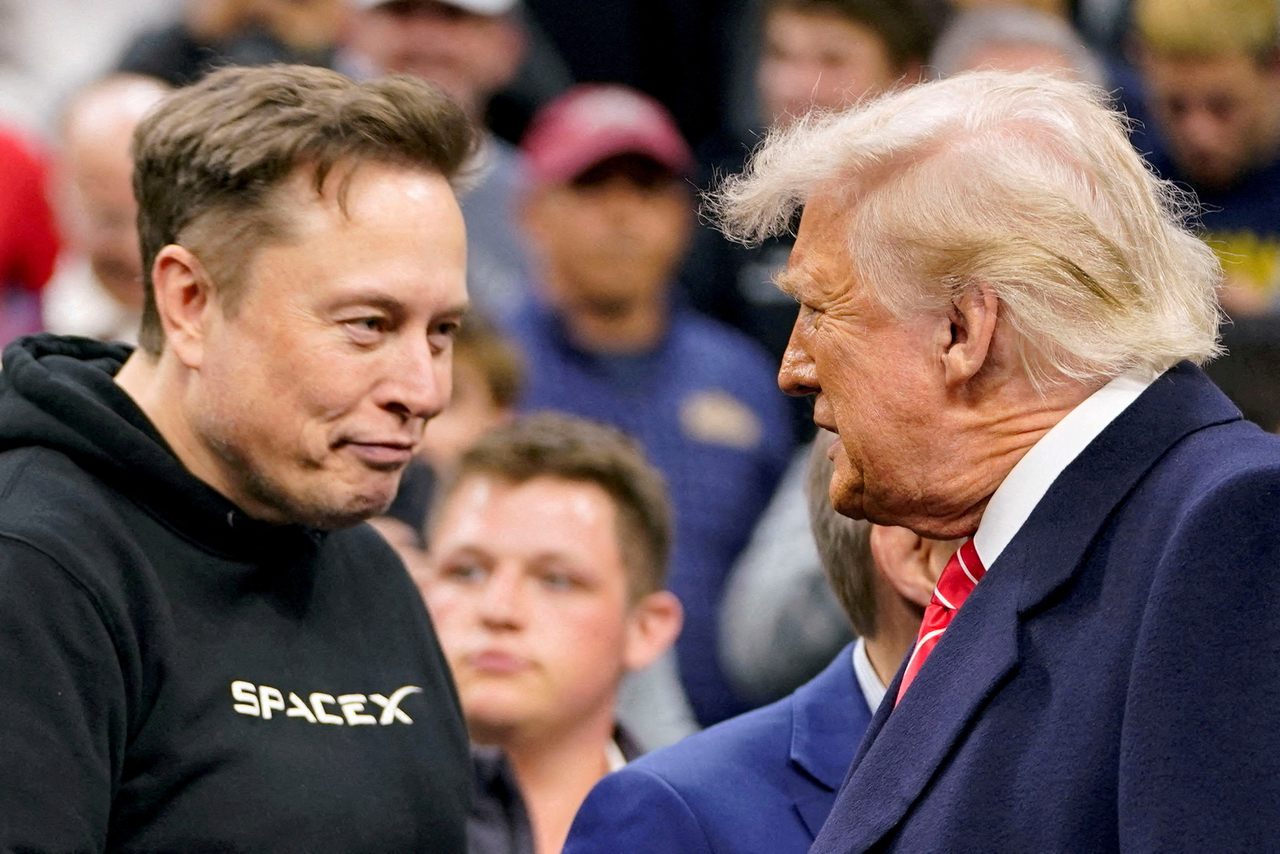Tesla CEO Elon Musk greets US President Donald Trump as they attend the NCAA men’s wrestling championships in Philadelphia, Pennsylvania, US on March 22. (Reuters-Yonhap)
