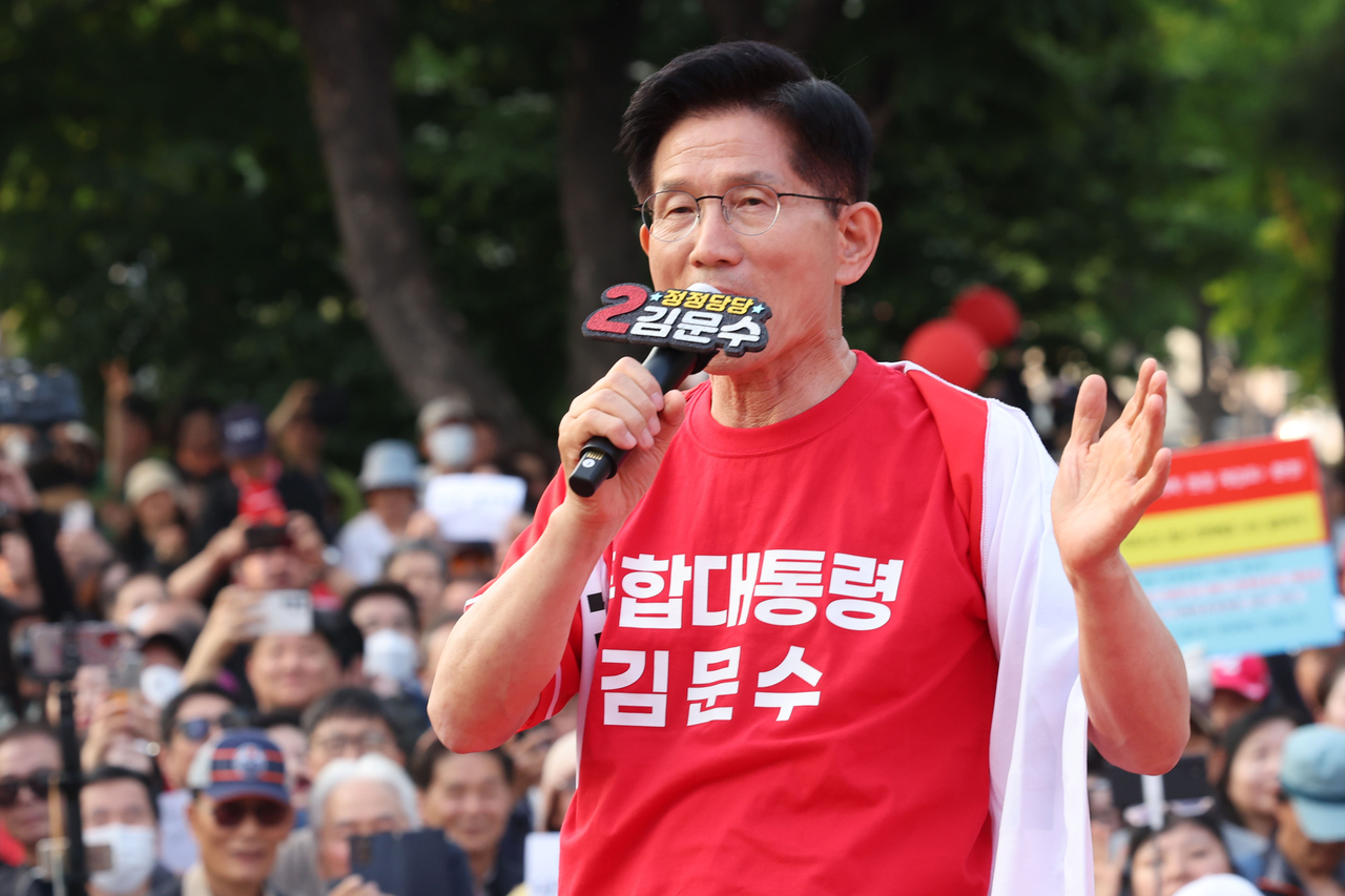 Kim Moon-soo, the presidential candidate of the People Power Party, speaks during a campaign stop in Dobong Ward in Seoul on Tuesday. (Yonhap)