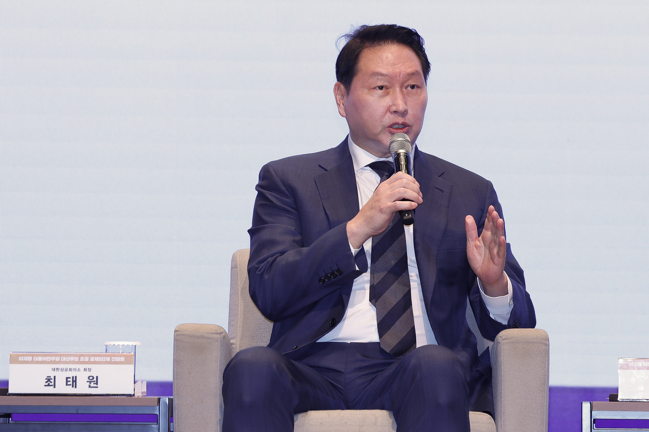 Chey Tae-won, chairman of the Korea Chamber of Commerce and Industry, speaks at a meeting at the KCCI headquarters in Jung-gu, Seoul, on May 8. (Pool photo)