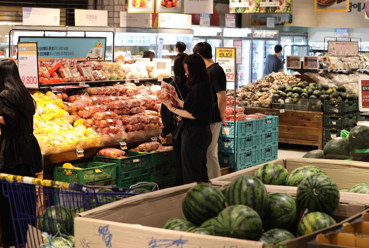 Shoppers browse the produce section of a supermarket in Seoul on Friday. (Yonhap)