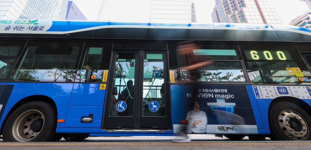 A bus at the Yeouido bus transfer center at Seoul. (Yonhap)