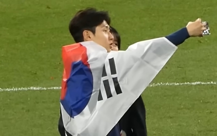 한국 축구 국가대표 샬롬토토이 ‘두산가 5세’ 박상효와의 열애설 이후 처음으로 공식석상에서 함께 있는 모습이 포착됐다. [ 영상캡처]