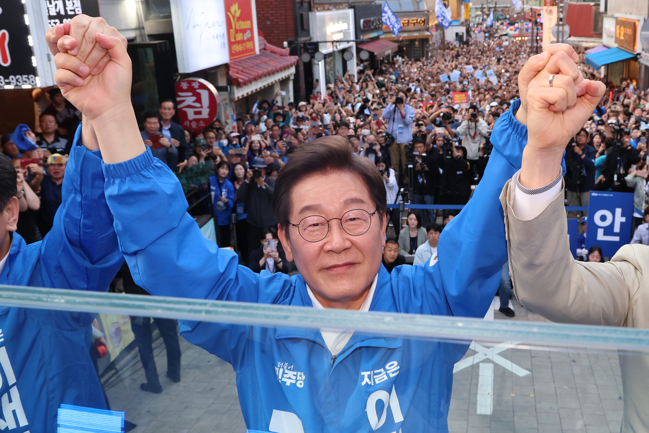 Democratic Party of Korea's presidential candidate Rep. Lee Jae-myung holds a campaign rally in Cheonan, South Chungcheong Province, on Sunday. Yonhap