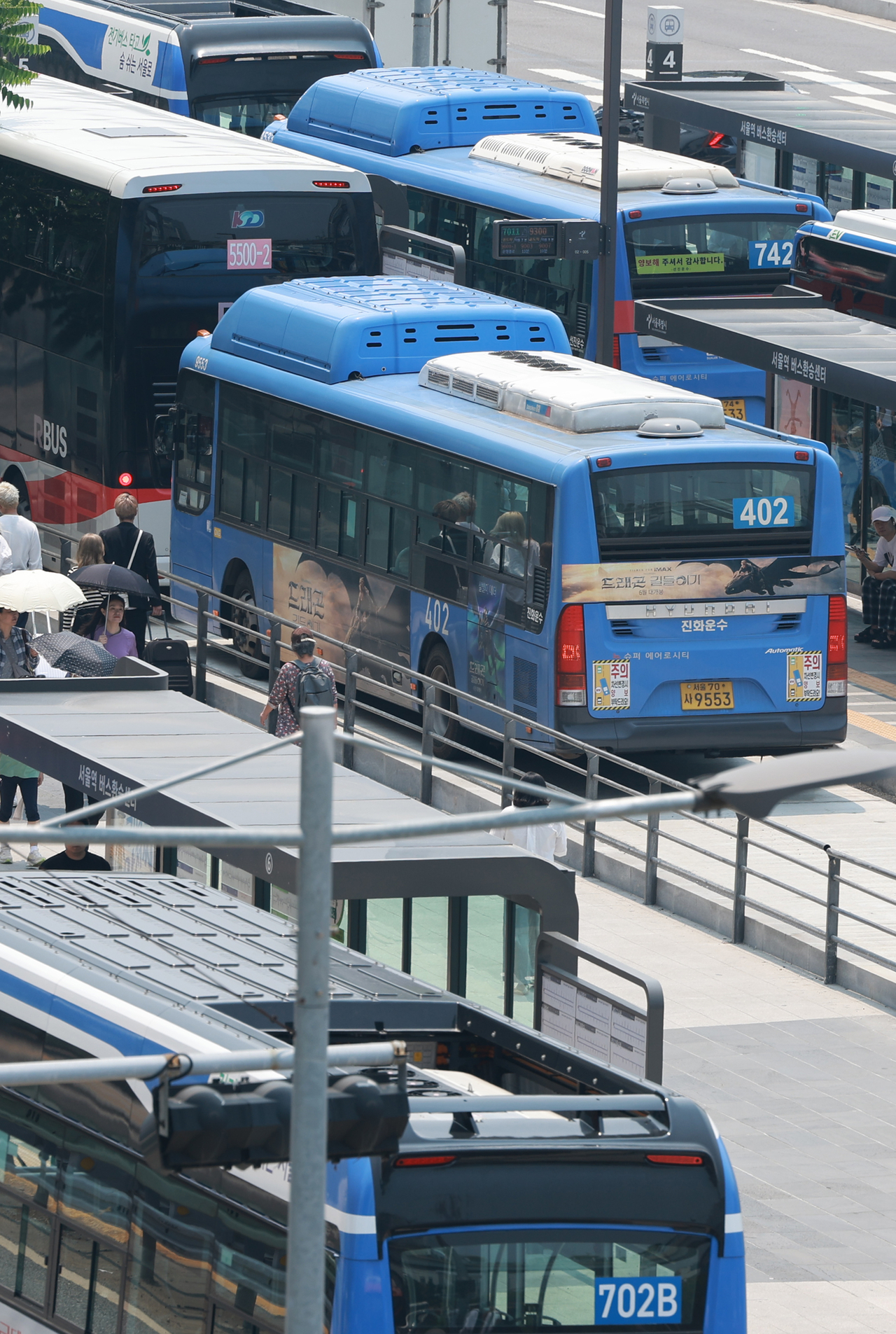 Intracity buses are lined up at a bus stop in front of Seoul Station in the capital on May 27, 2025. (Yonhap)