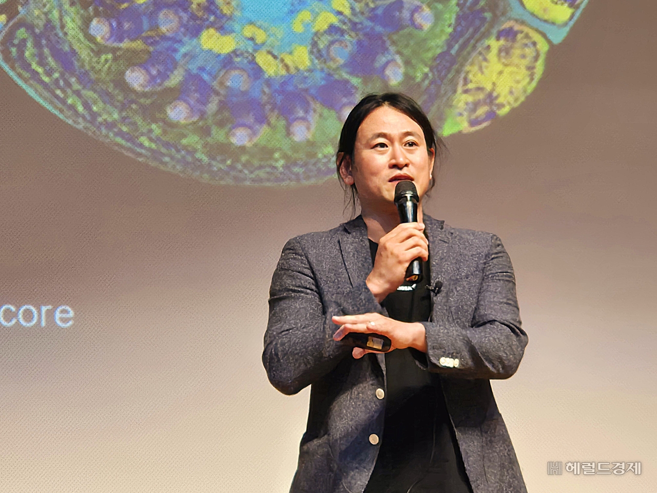 백준호 퓨리오사토토사이트 첫충 대표가 27일 서울 마포구 서강대학교 이냐시오관에서 ‘토토사이트 첫충 반도체 : 글로벌 기술 격전지에서의 승부’를 주제로 특별강연을 하고 있다. 김현일 기자